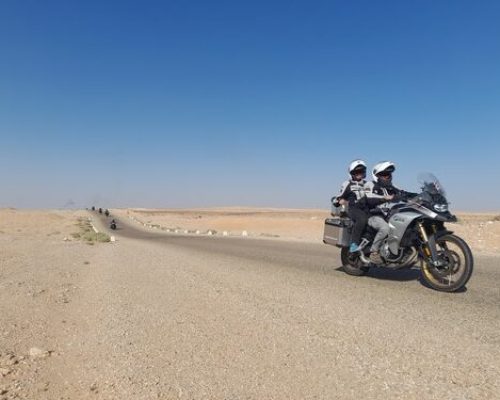 Tunisia in moto a Capodanno: coppia in moto sulla strada nel deserto