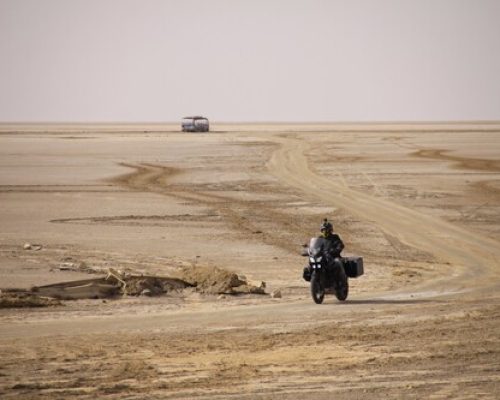 Tunisia in moto a Capodanno: moto sulla strada sabbia deserto