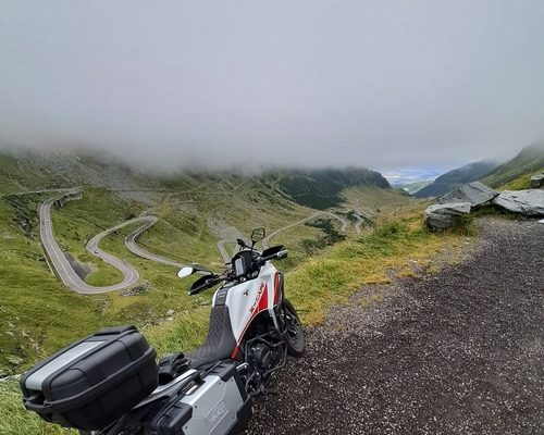 viaggio-orient-express-moto-strada-nuvole